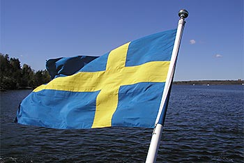 Schwedenfahne am Boot auf einem See
